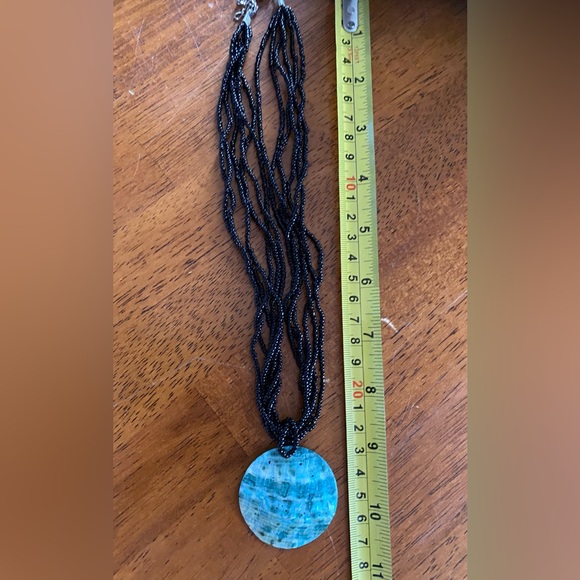 Beaded necklace with shell pendant - Picture 4 of 4